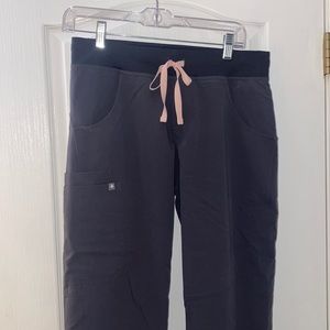 Figs Kade scrub bottoms in Charcoal with pink tie